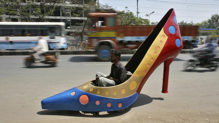 macchina a forma di scarpa con tacchi
