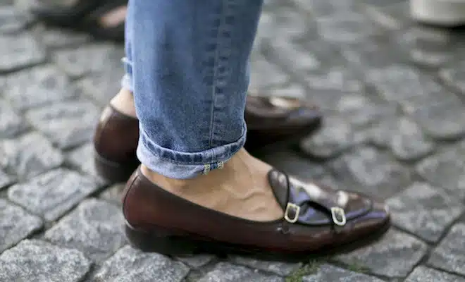 paris-street-style-moda-uomo-estate-2017-scarpe-marroni-jeans