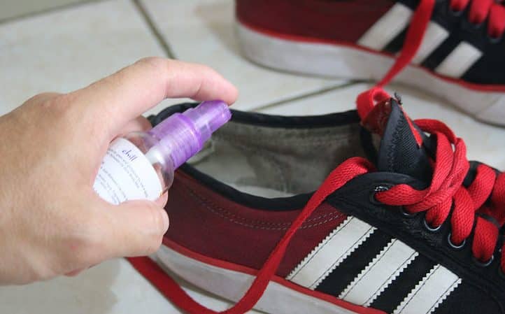 Perché le scarpe da ginnastica puzzano? e come evitarlo? scarpe ... Eliminare puzza scarpe