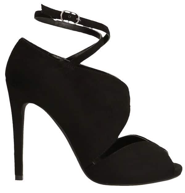 scarpe spuntate davanti primadonna
