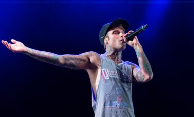 fedez vestiti e scarpe