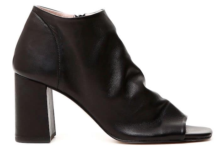 stivaletto spuntato davanti cafe noir