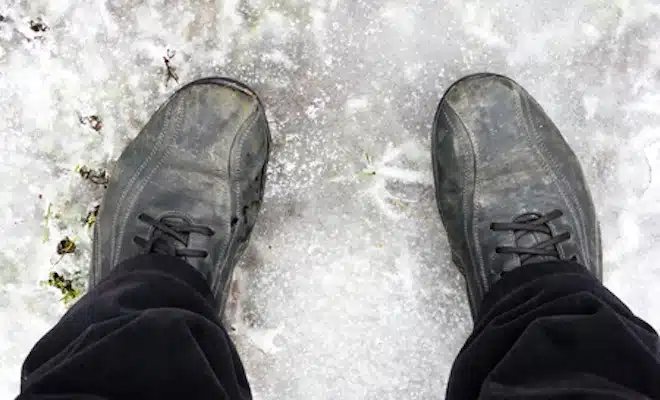 Come togliere le macchie di neve dalle scarpe