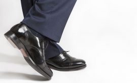 Comprare scarpe a un uomo