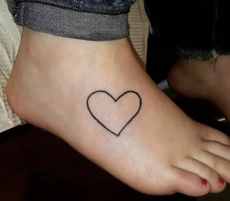 nuovo tatuaggio piede forma cuore