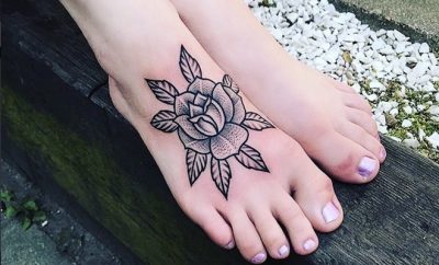 tatuaggi piede fiori scritte