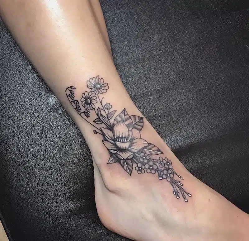 tatuaggio fiore 2018 donna