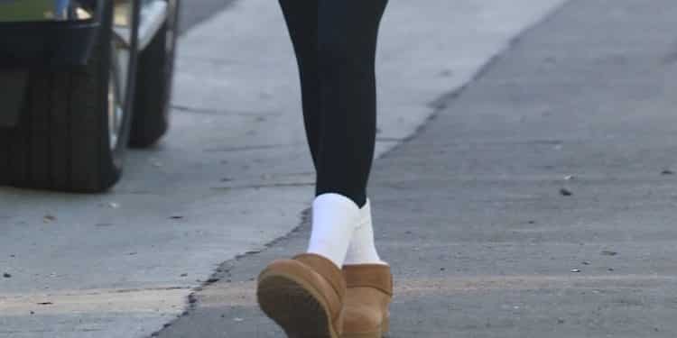 Le scarpe che vanno di moda adesso sono gli Ugg mini